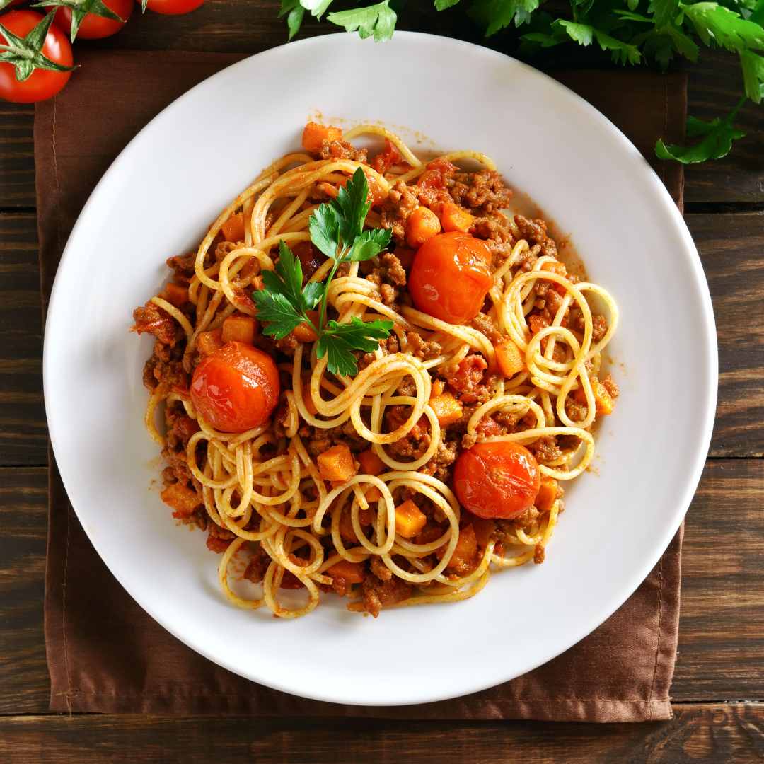 Assiette de Spaghetti à la Bolognaise maison avec de la viande hachée et des tomate
